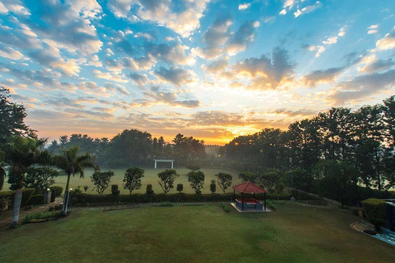 Stayvista At The Banyan Abode With Pool Table, Pet Friendly & Outdoor Pool Manesar Ngoại thất bức ảnh