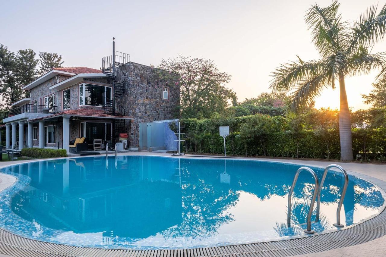 Stayvista At The Banyan Abode With Pool Table, Pet Friendly & Outdoor Pool Manesar Ngoại thất bức ảnh