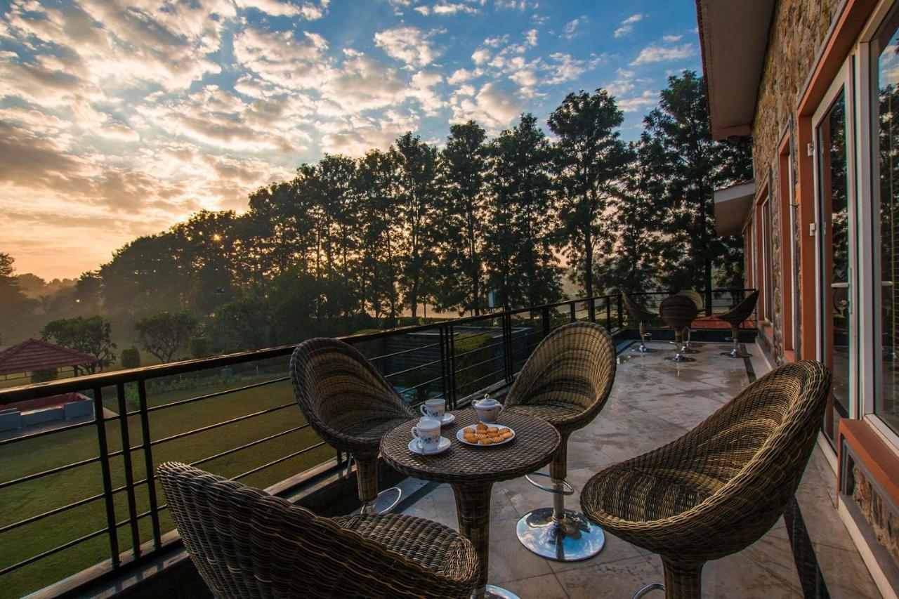 Stayvista At The Banyan Abode With Pool Table, Pet Friendly & Outdoor Pool Manesar Ngoại thất bức ảnh